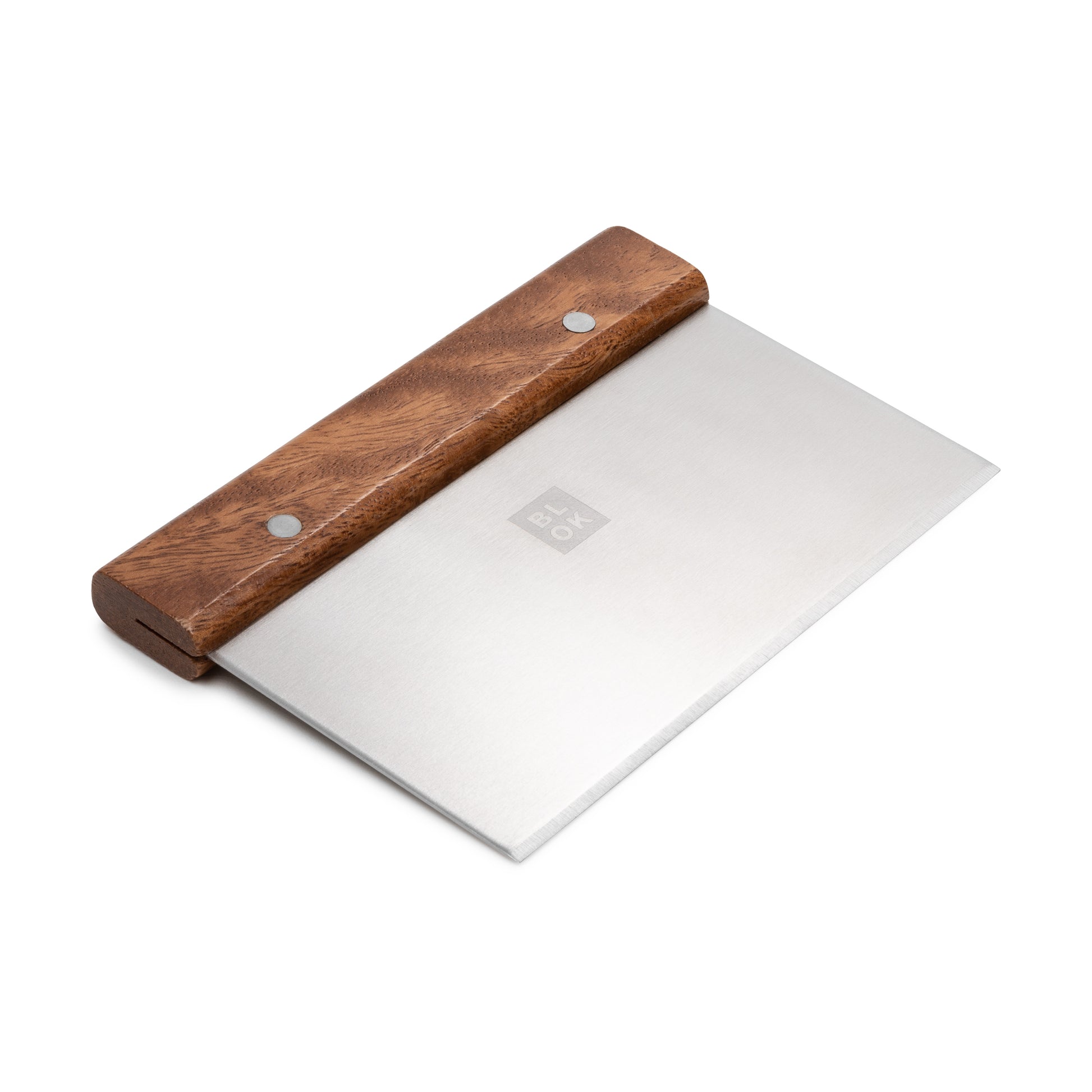 Küchen Scharber "Scrapper" mit Holzgriff und eingraviertem Logo auf der Metallfläche