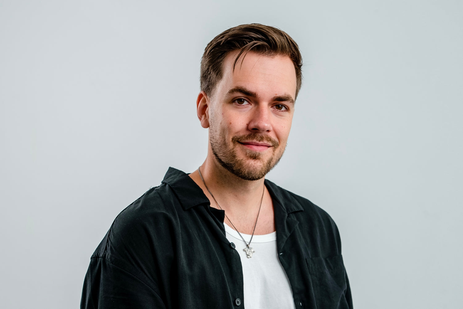 Portrait Bild von Max vor neutralem Hintergrund