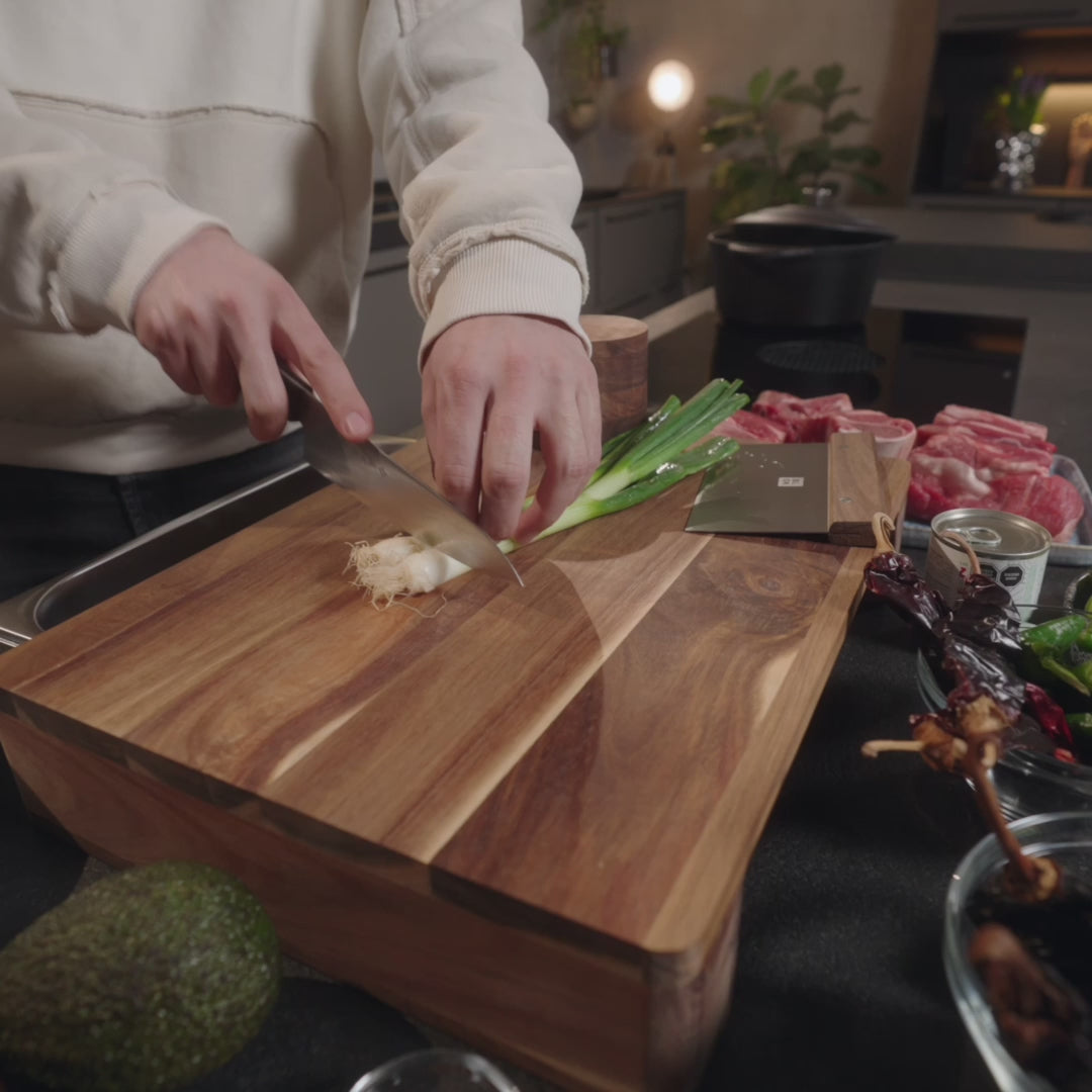 szenisches Kochvideo, indem der Scrapper, Chillisamen zusammenkratzt und so die Funktion des Scrappers zeigt